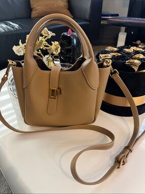 Classic Tan Leather Crossbody Handbag - Structured Tote Style